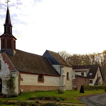 La chapelle Notre-Dame-des-Vertus, avec le parc mémoriel de Notre-Dame-des-Vertus, du calvaire du Souvenir 1914-1918 et de la statue de la Vierge-aux-Sept-Douleurs