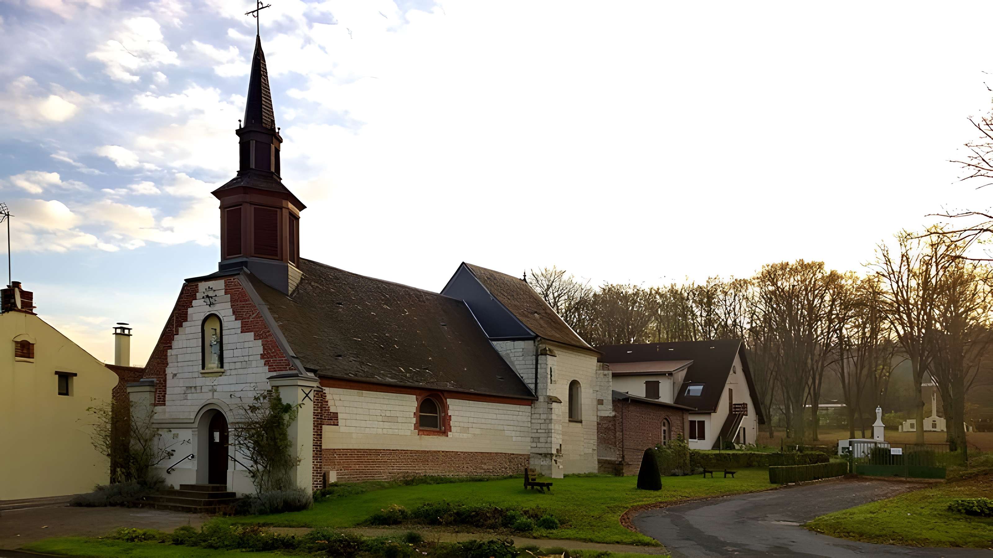 La chapelle Notre-Dame-des-Vertus, avec le parc mémoriel de Notre-Dame-des-Vertus, du calvaire du Souvenir 1914-1918 et de la statue de la Vierge-aux-Sept-Douleurs