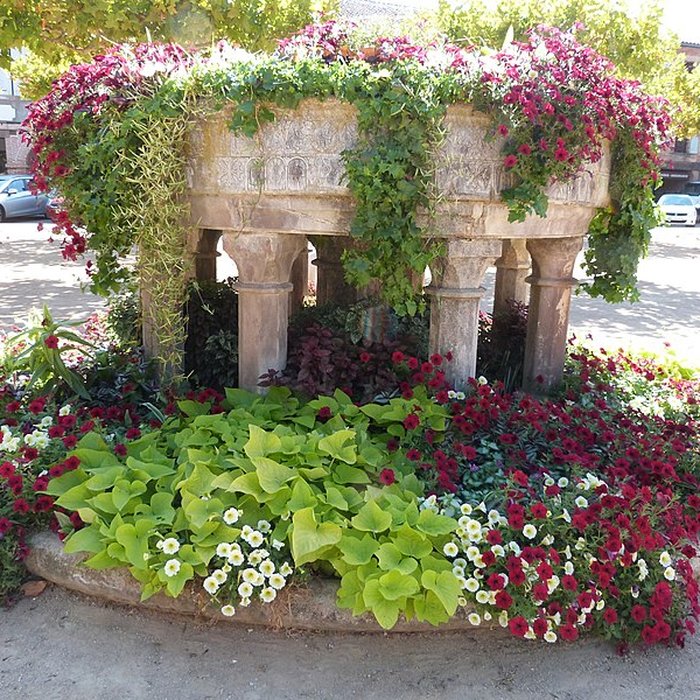 Photo de Fontaine avec groupe denfants et de dauphins, autrefois située dans le parc de Rochegude