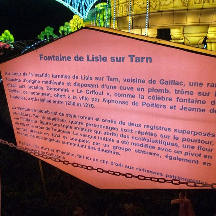 Photo de Fontaine avec groupe denfants et de dauphins, autrefois située dans le parc de Rochegude