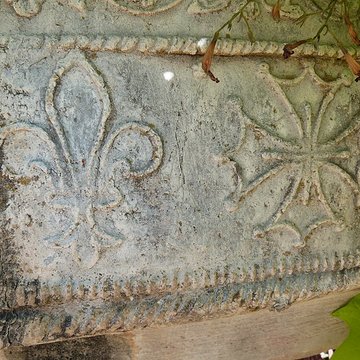 Fontaine avec groupe denfants et de dauphins, autrefois située dans le parc de Rochegude