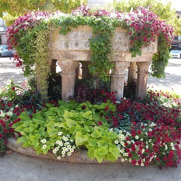 Fontaine avec groupe denfants et de dauphins, autrefois située dans le parc de Rochegude
