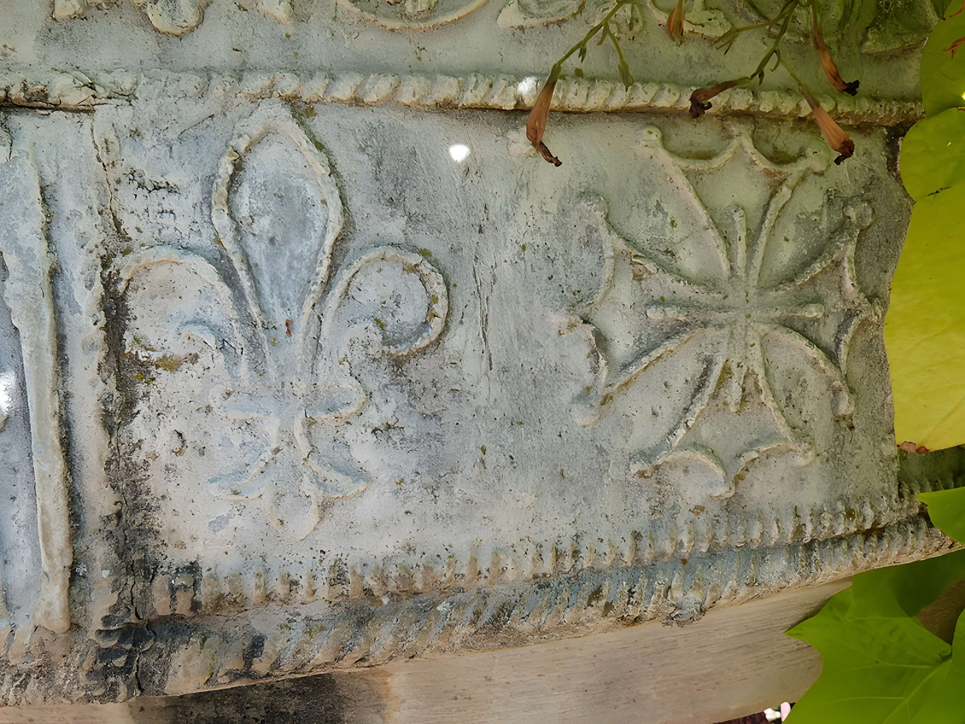 Fontaine avec groupe d'enfants et de dauphins, autrefois située dans le parc de Rochegude