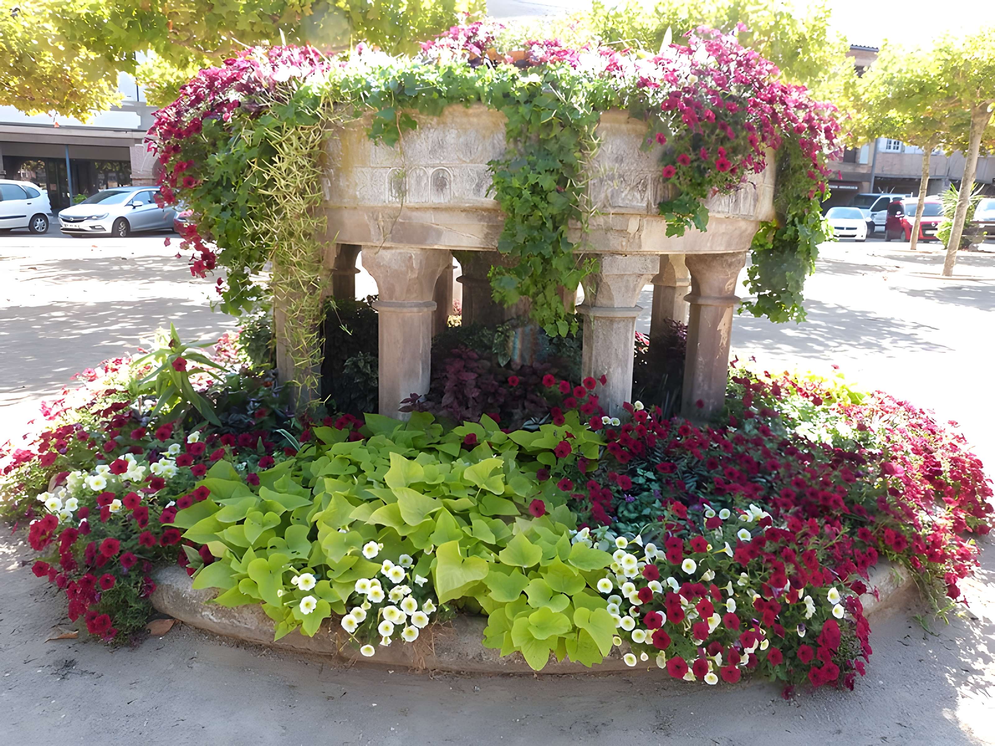 Fontaine avec groupe d'enfants et de dauphins, autrefois située dans le parc de Rochegude