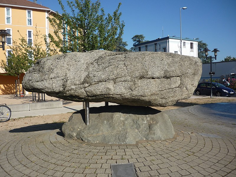 Photo de Menhir de Montaberlet à Décines-Charpieu