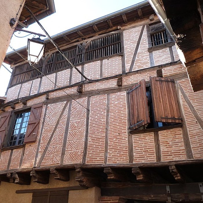 Photo de Maison sise au coin Sud de la place