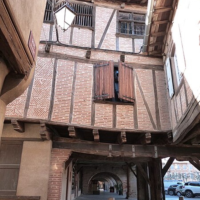 Photo de Maison sise au coin Sud de la place