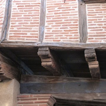 Maison sise au coin Sud de la place