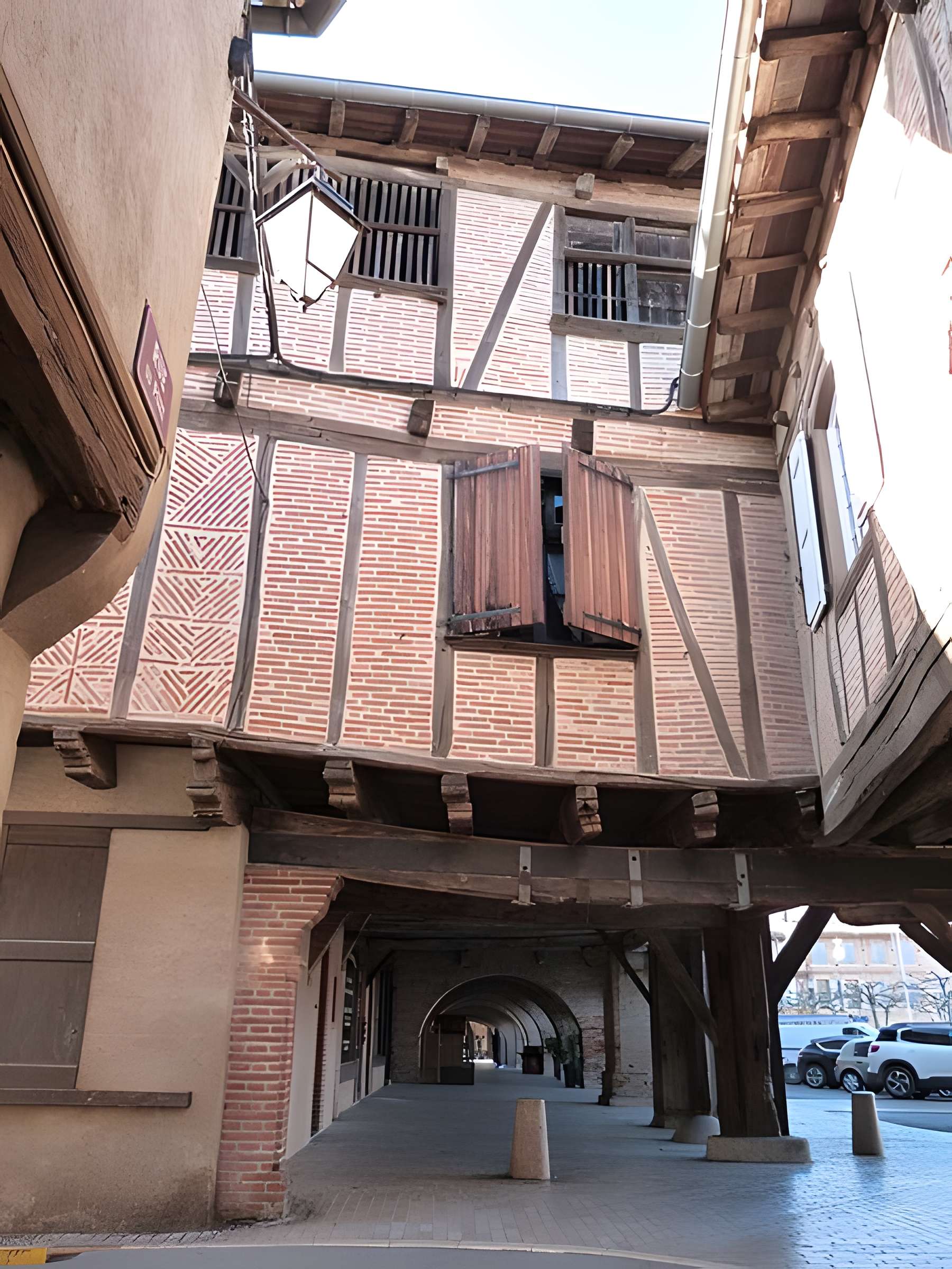 Maison sise au coin Sud de la place