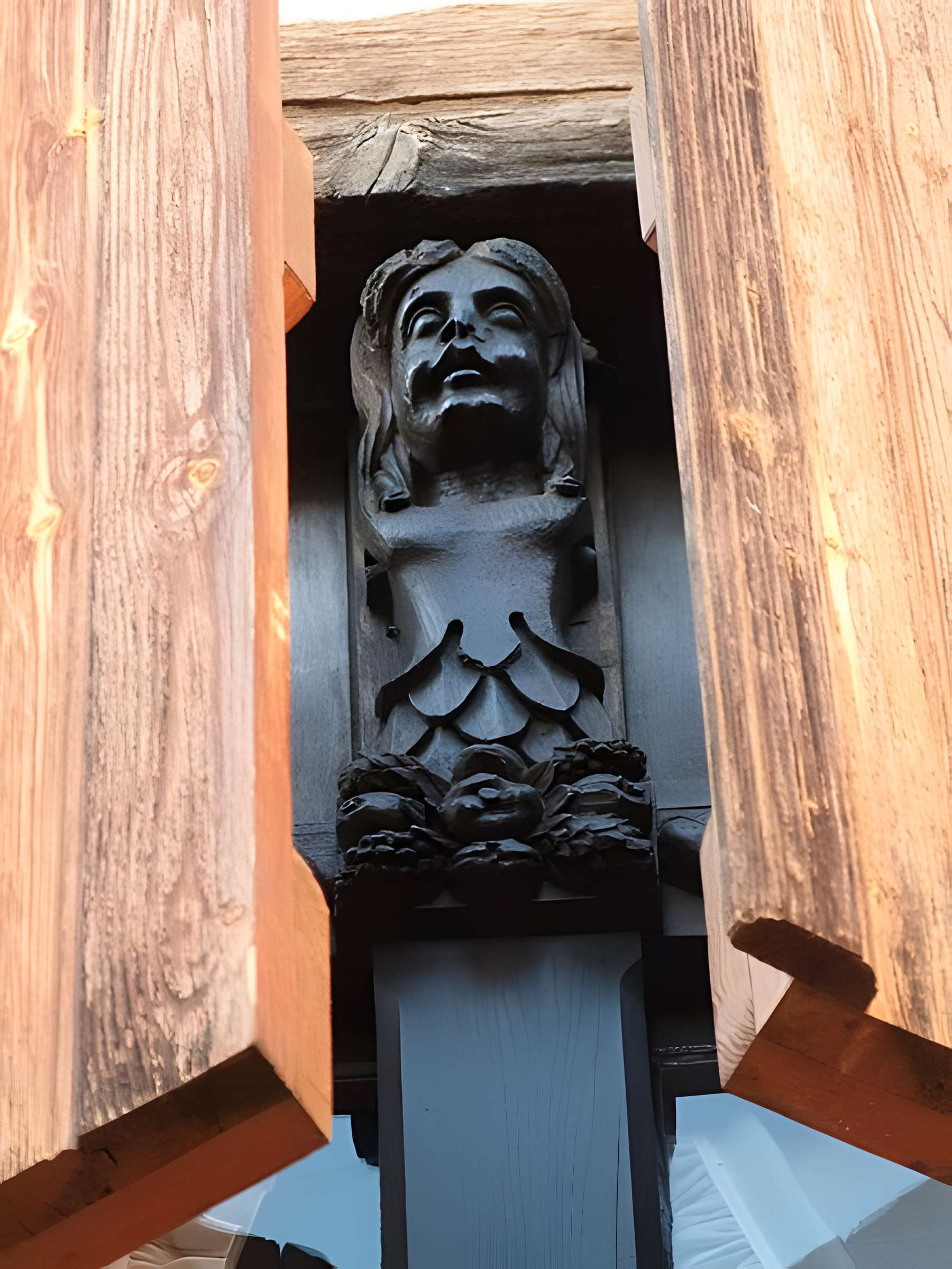 Maison sise au coin Sud de la place