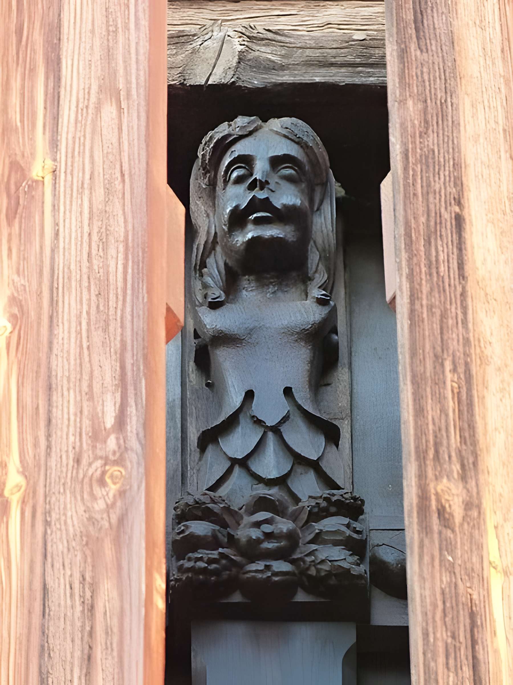 Maison sise au coin Sud de la place