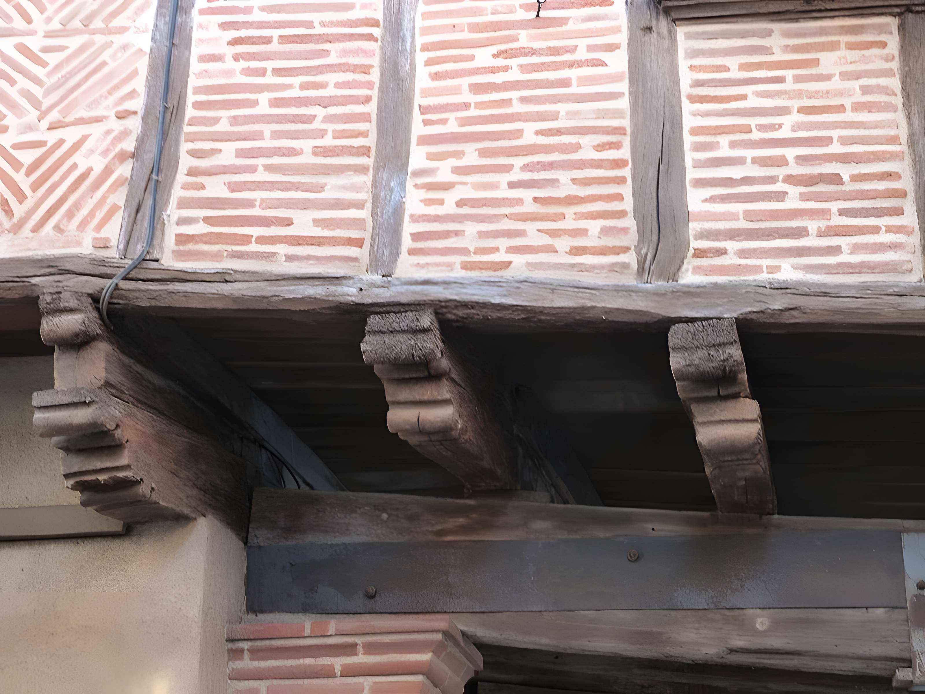 Maison sise au coin Sud de la place