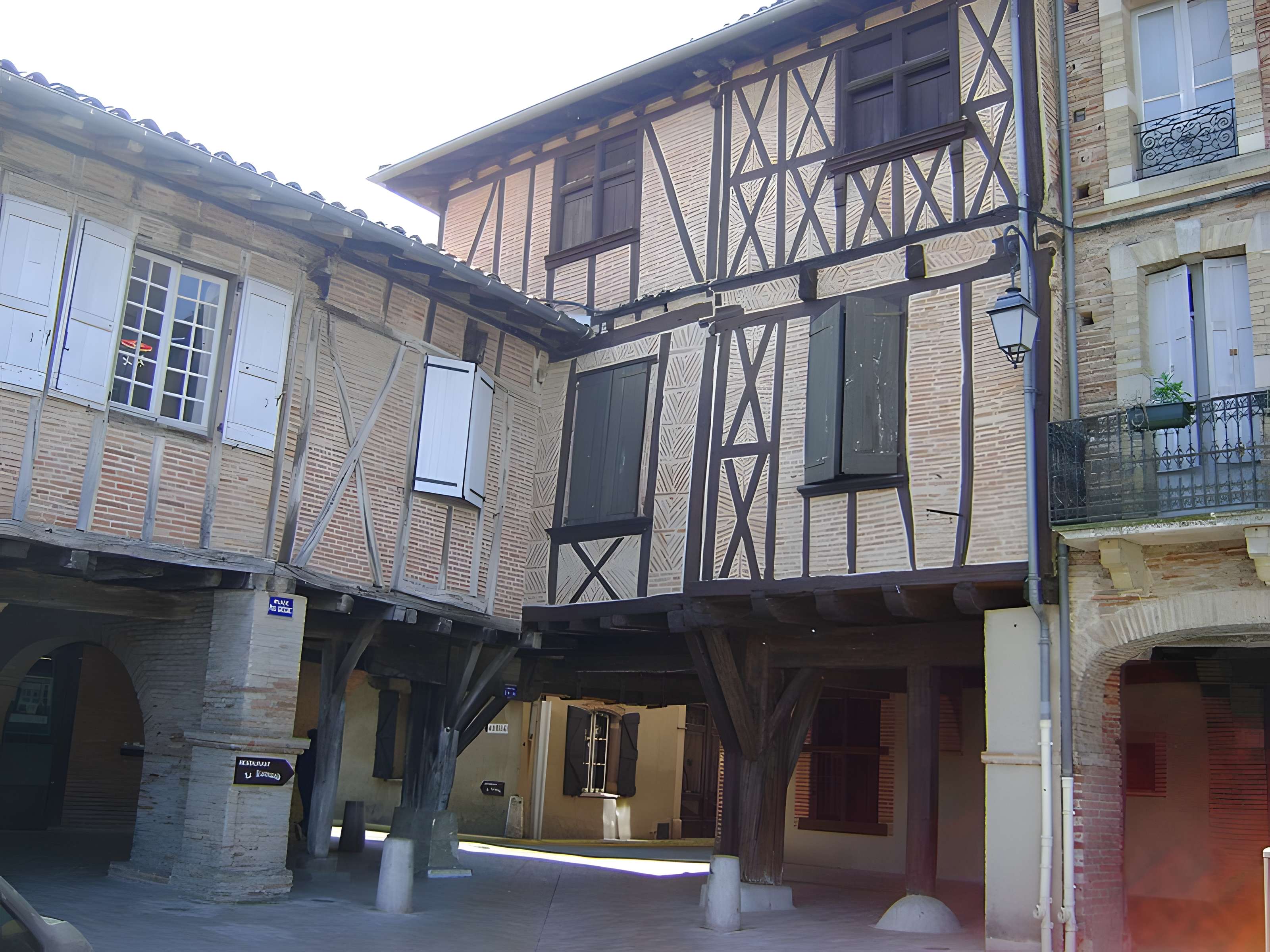 Maison sise au coin Sud de la place