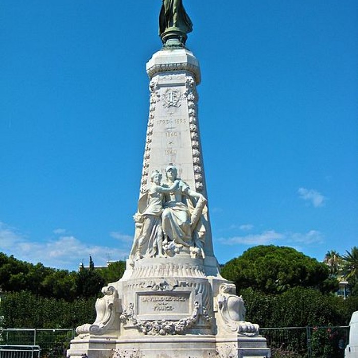 Photo de Monument du centenaire de la réunion à la France situé dans le jardin Albert Ier