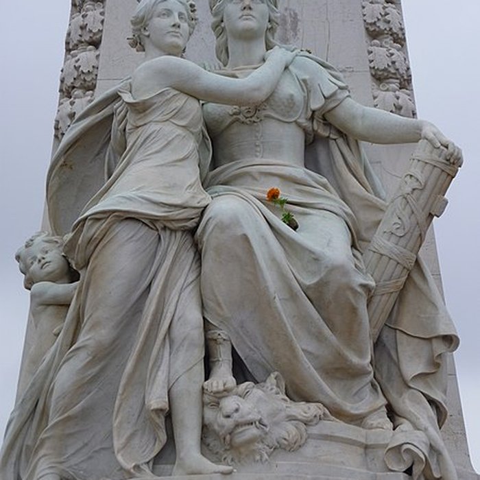 Photo de Monument du centenaire de la réunion à la France situé dans le jardin Albert Ier