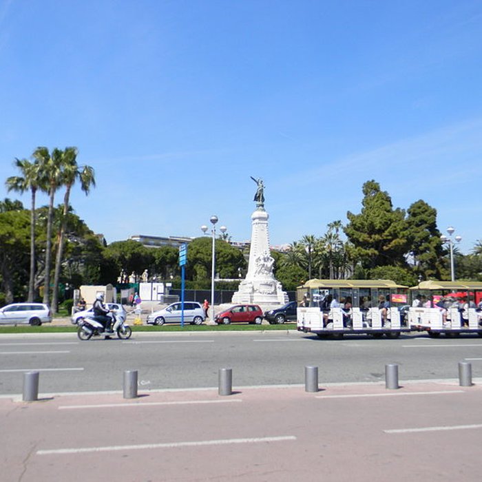 Photo de Monument du centenaire de la réunion à la France situé dans le jardin Albert Ier