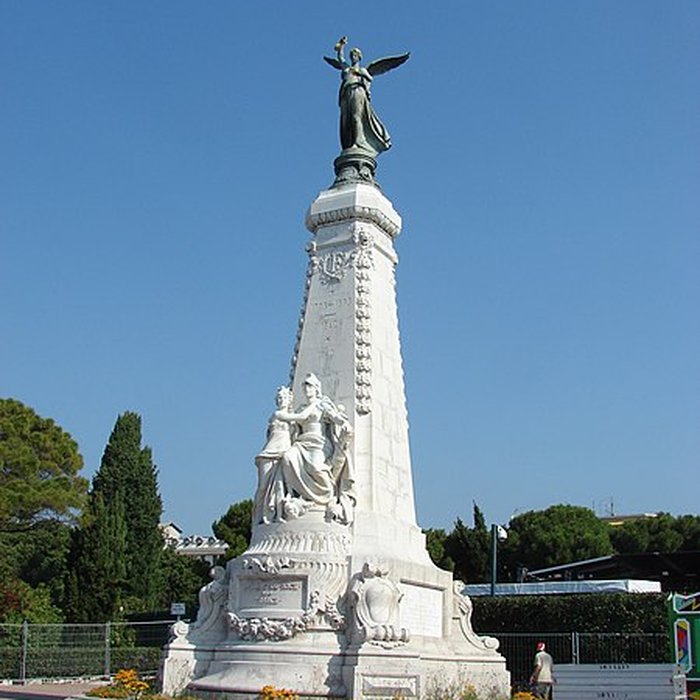 Photo de Monument du centenaire de la réunion à la France situé dans le jardin Albert Ier
