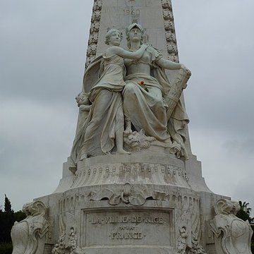 Monument du centenaire de la réunion à la France situé dans le jardin Albert Ier