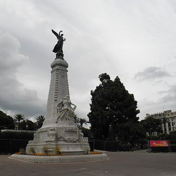 Monument du centenaire de la réunion à la France situé dans le jardin Albert Ier