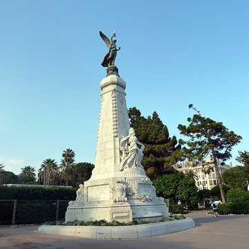 Monument du centenaire de la réunion à la France situé dans le jardin Albert Ier