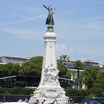 Monument du centenaire de la réunion à la France situé dans le jardin Albert Ier