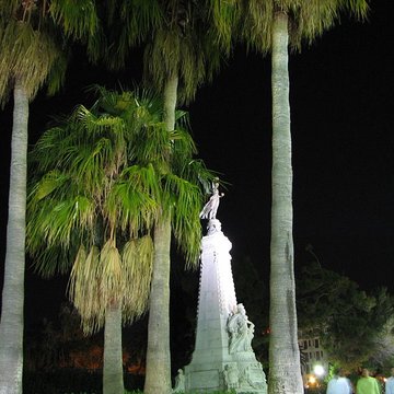 Monument du centenaire de la réunion à la France situé dans le jardin Albert Ier