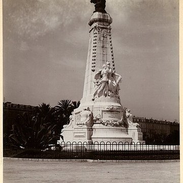 Monument du centenaire de la réunion à la France situé dans le jardin Albert Ier