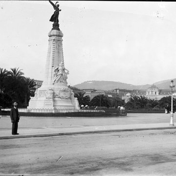 Monument du centenaire de la réunion à la France situé dans le jardin Albert Ier