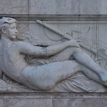 Monument du centenaire de la réunion à la France situé dans le jardin Albert Ier