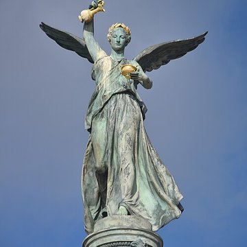 Monument du centenaire de la réunion à la France situé dans le jardin Albert Ier