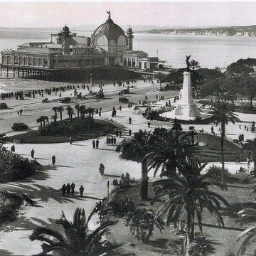 Monument du centenaire de la réunion à la France situé dans le jardin Albert Ier