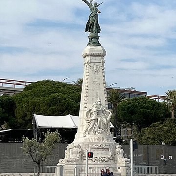 Monument du centenaire de la réunion à la France situé dans le jardin Albert Ier