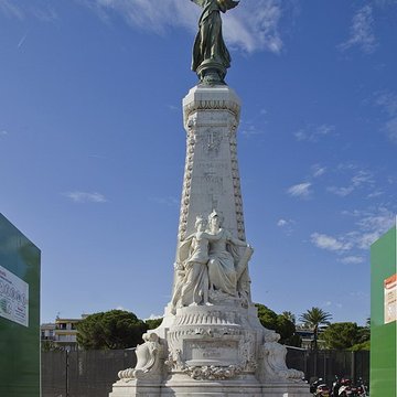 Monument du centenaire de la réunion à la France situé dans le jardin Albert Ier