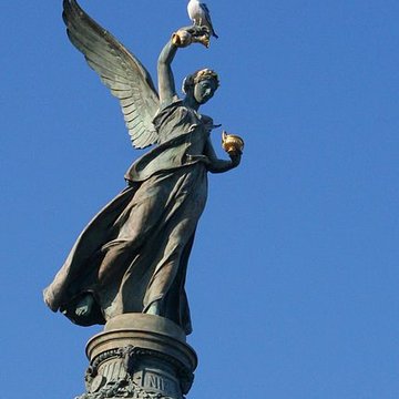 Monument du centenaire de la réunion à la France situé dans le jardin Albert Ier