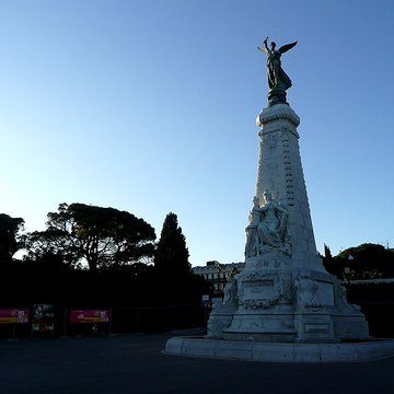 Monument du centenaire de la réunion à la France situé dans le jardin Albert Ier