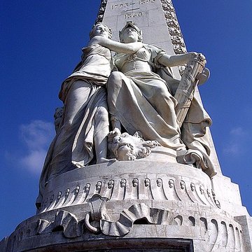 Monument du centenaire de la réunion à la France situé dans le jardin Albert Ier