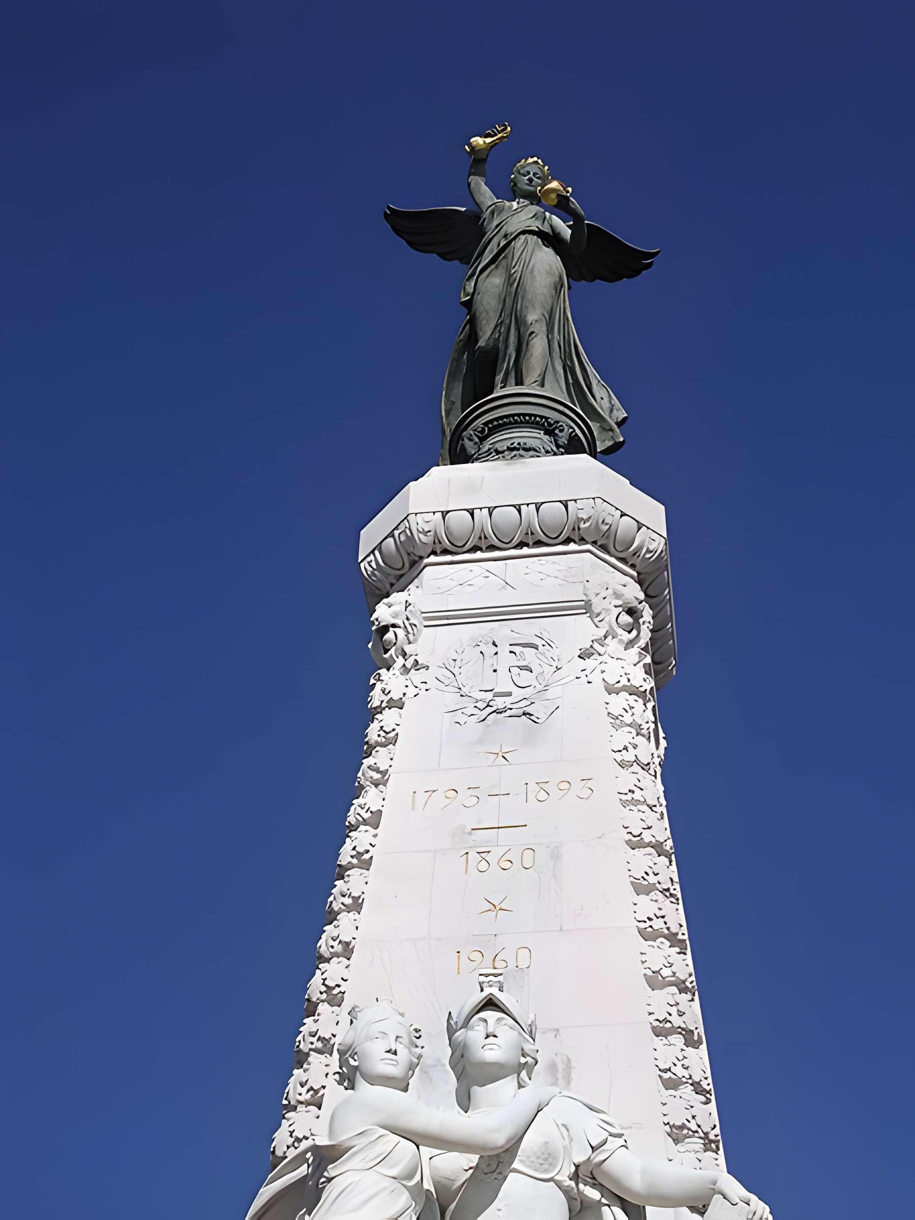 Monument du centenaire de la réunion à la France situé dans le jardin Albert Ier