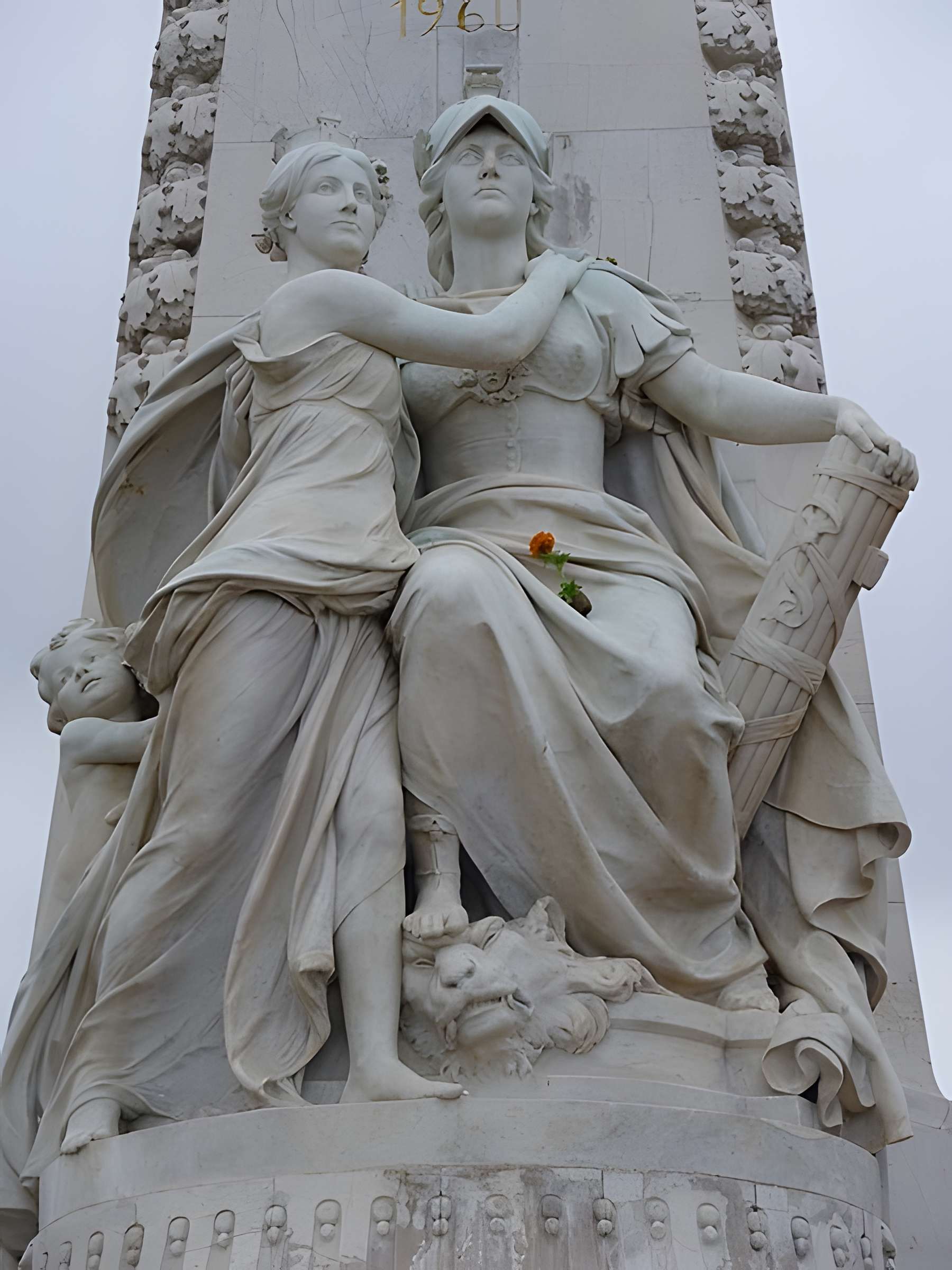 Monument du centenaire de la réunion à la France situé dans le jardin Albert Ier