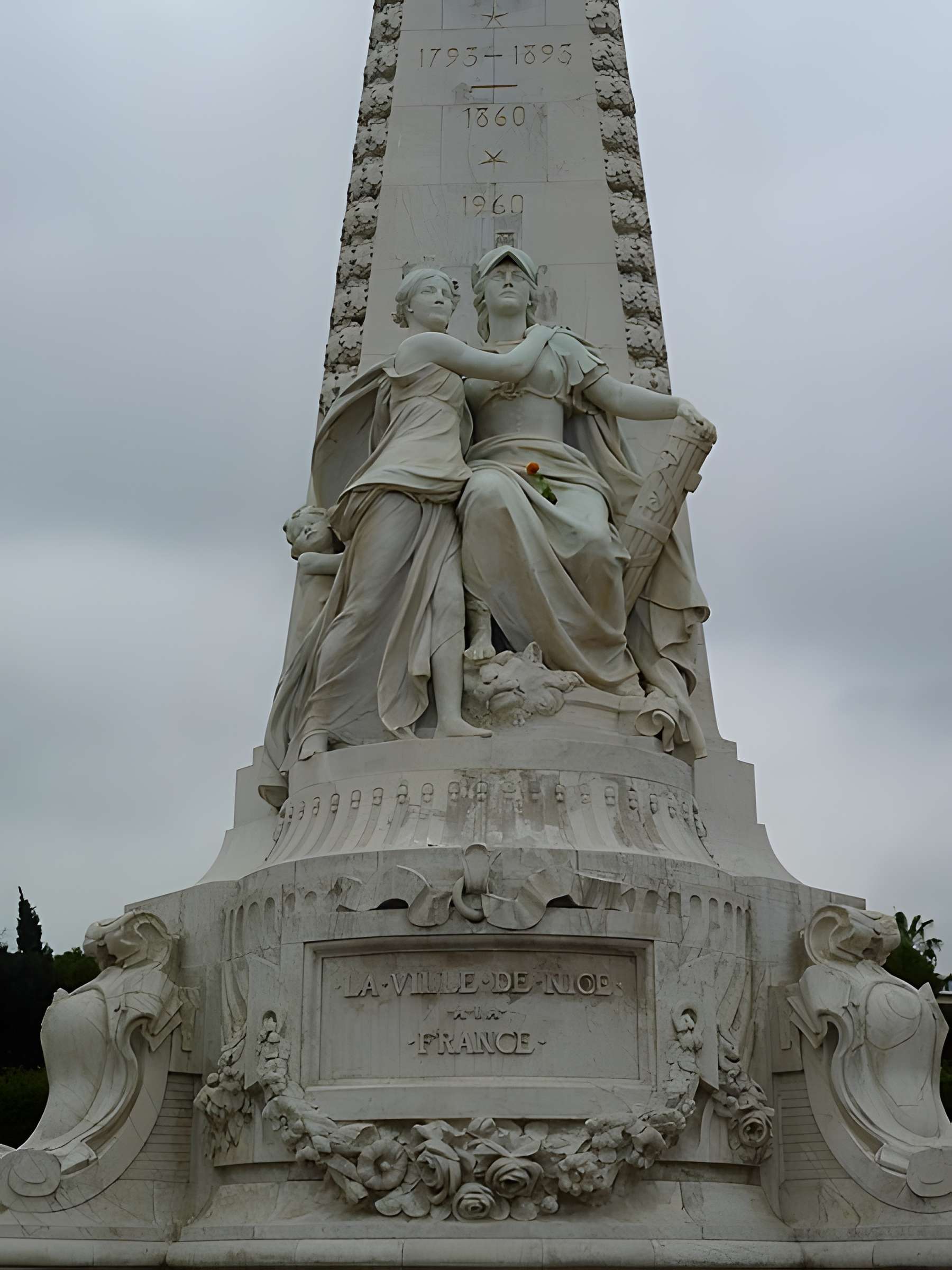 Monument du centenaire de la réunion à la France situé dans le jardin Albert Ier
