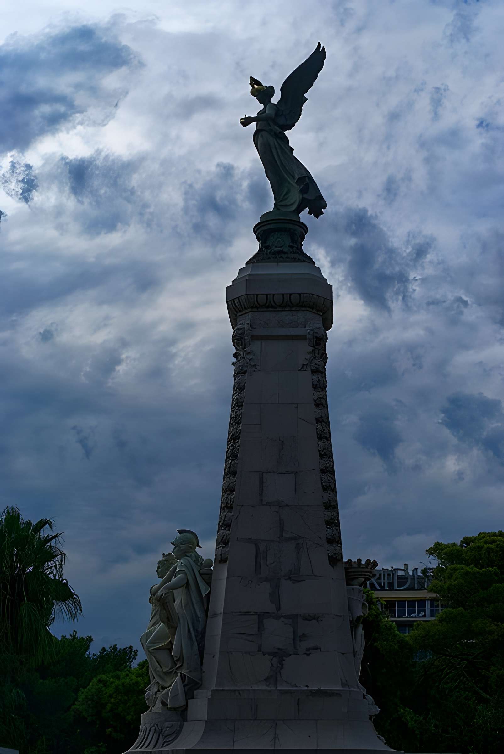 Monument du centenaire de la réunion à la France situé dans le jardin Albert Ier
