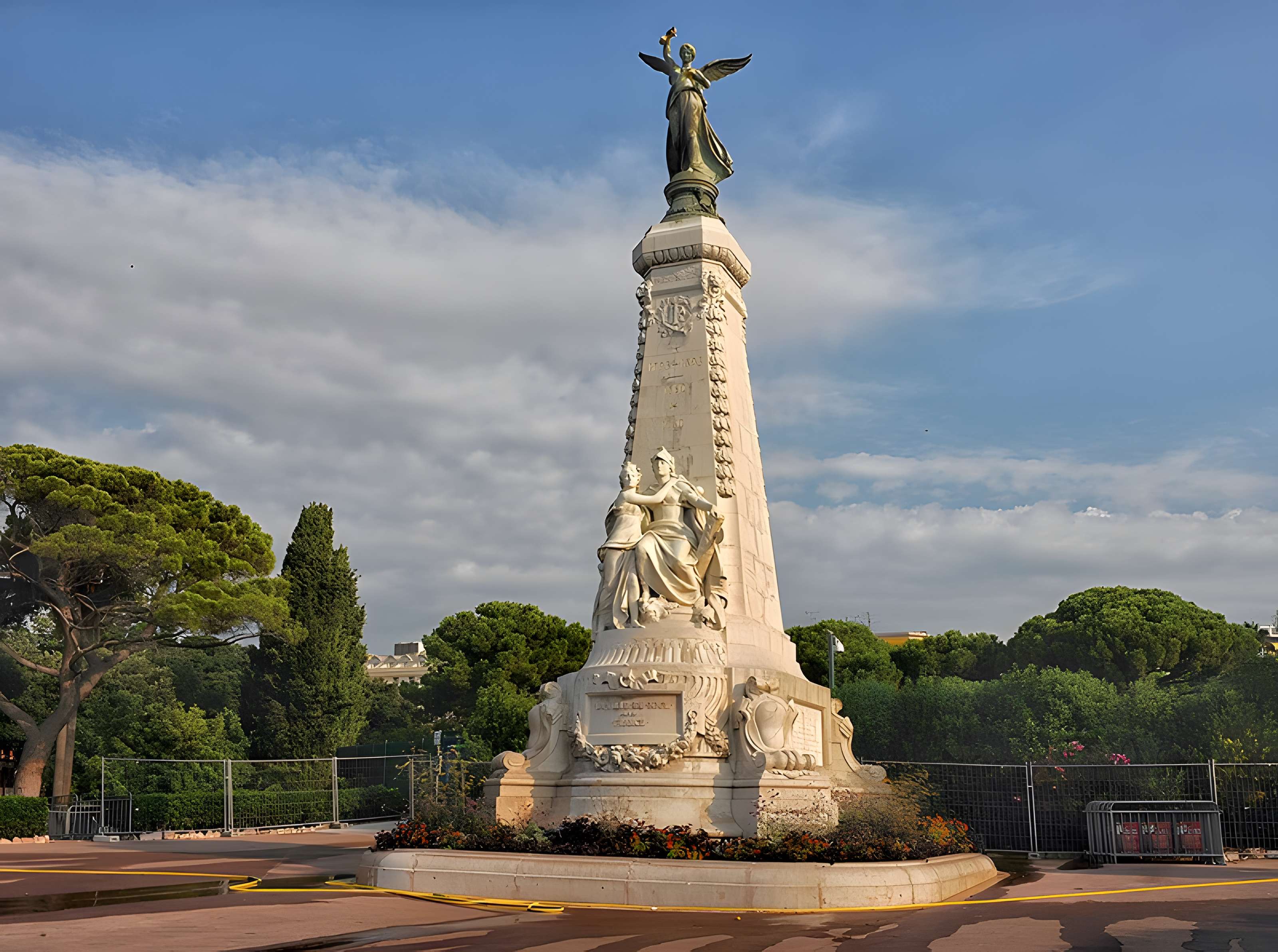 Monument du centenaire de la réunion à la France situé dans le jardin Albert Ier