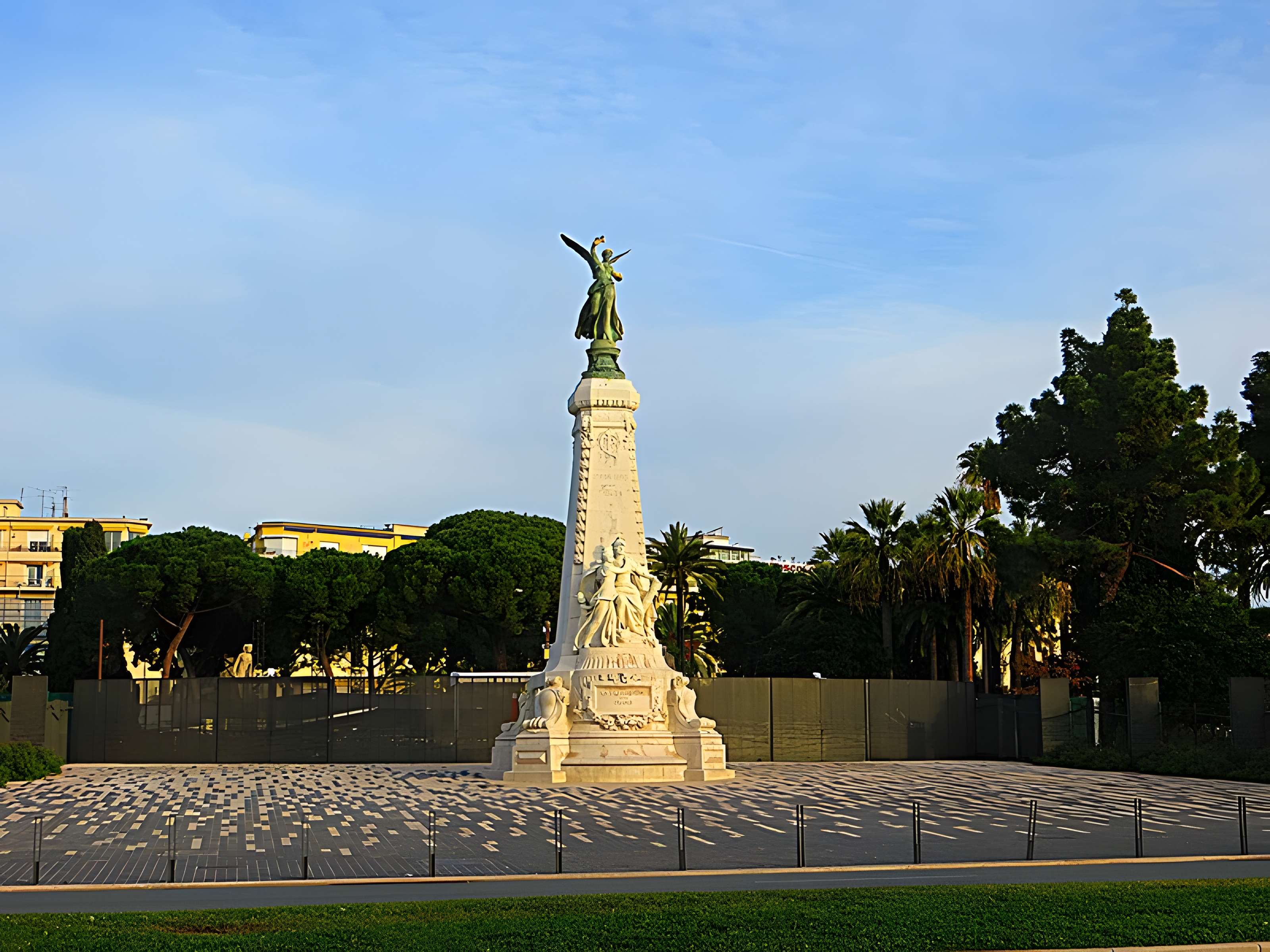 Monument du centenaire de la réunion à la France situé dans le jardin Albert Ier