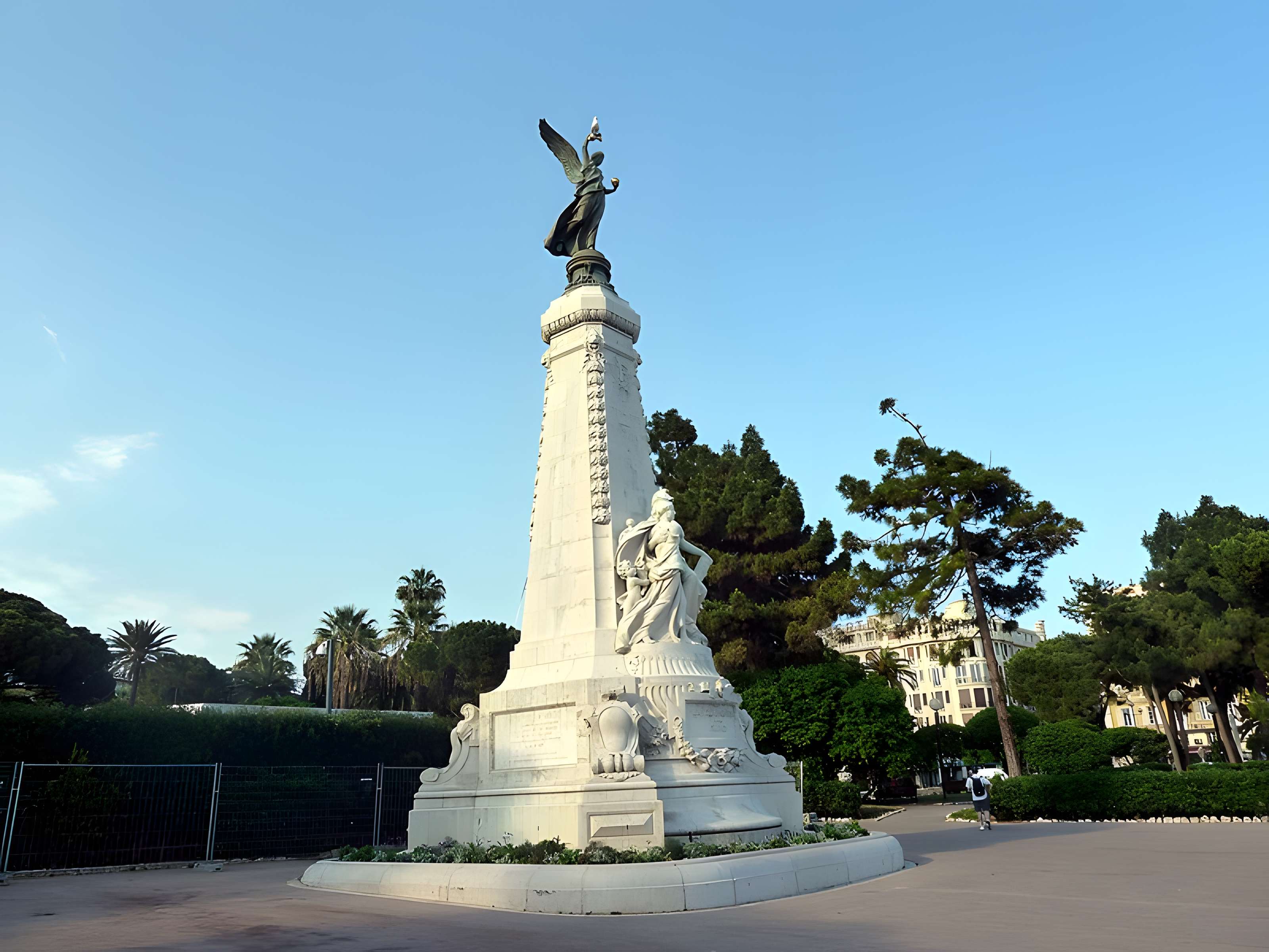 Monument du centenaire de la réunion à la France situé dans le jardin Albert Ier
