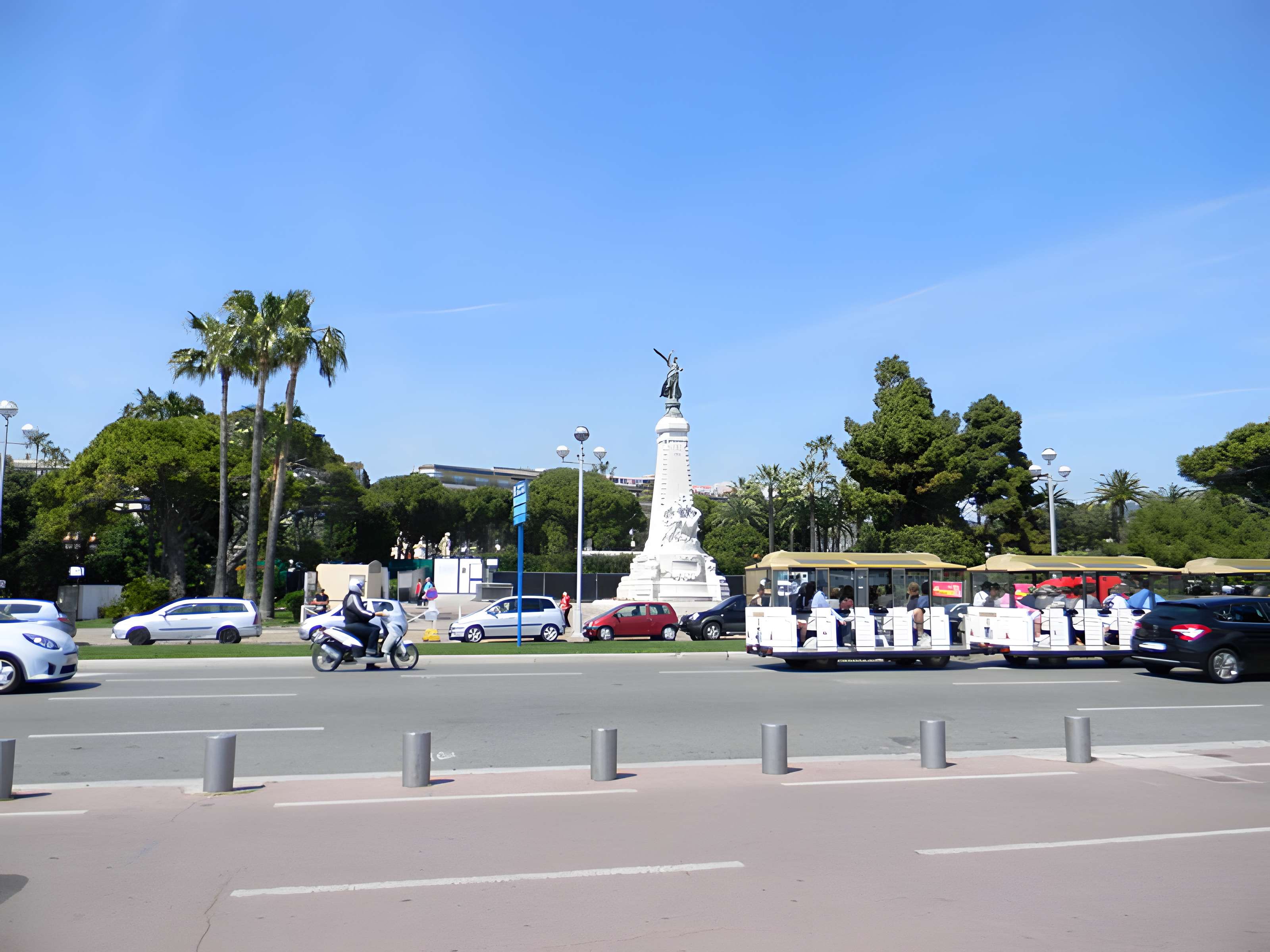 Monument du centenaire de la réunion à la France situé dans le jardin Albert Ier