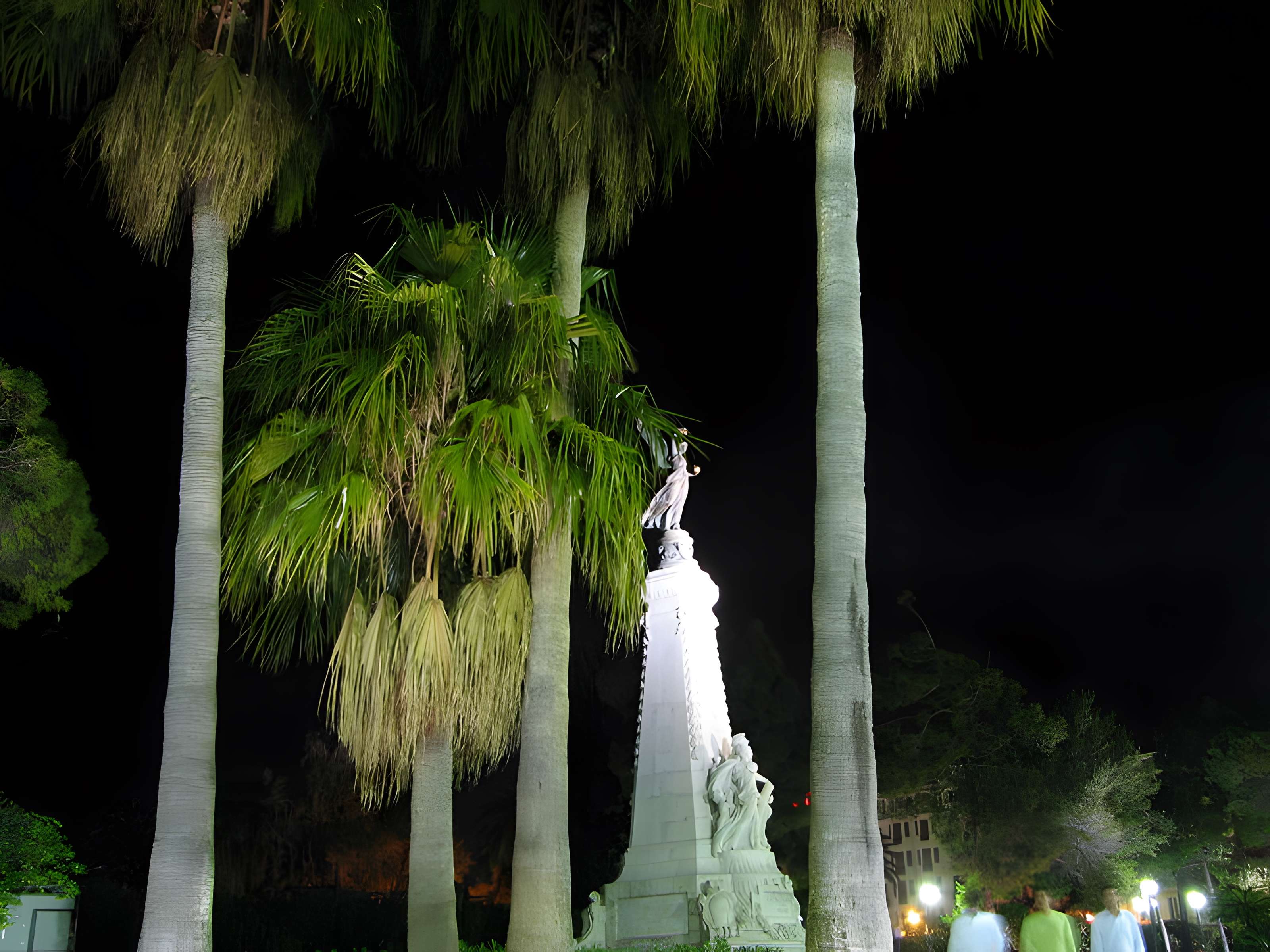 Monument du centenaire de la réunion à la France situé dans le jardin Albert Ier