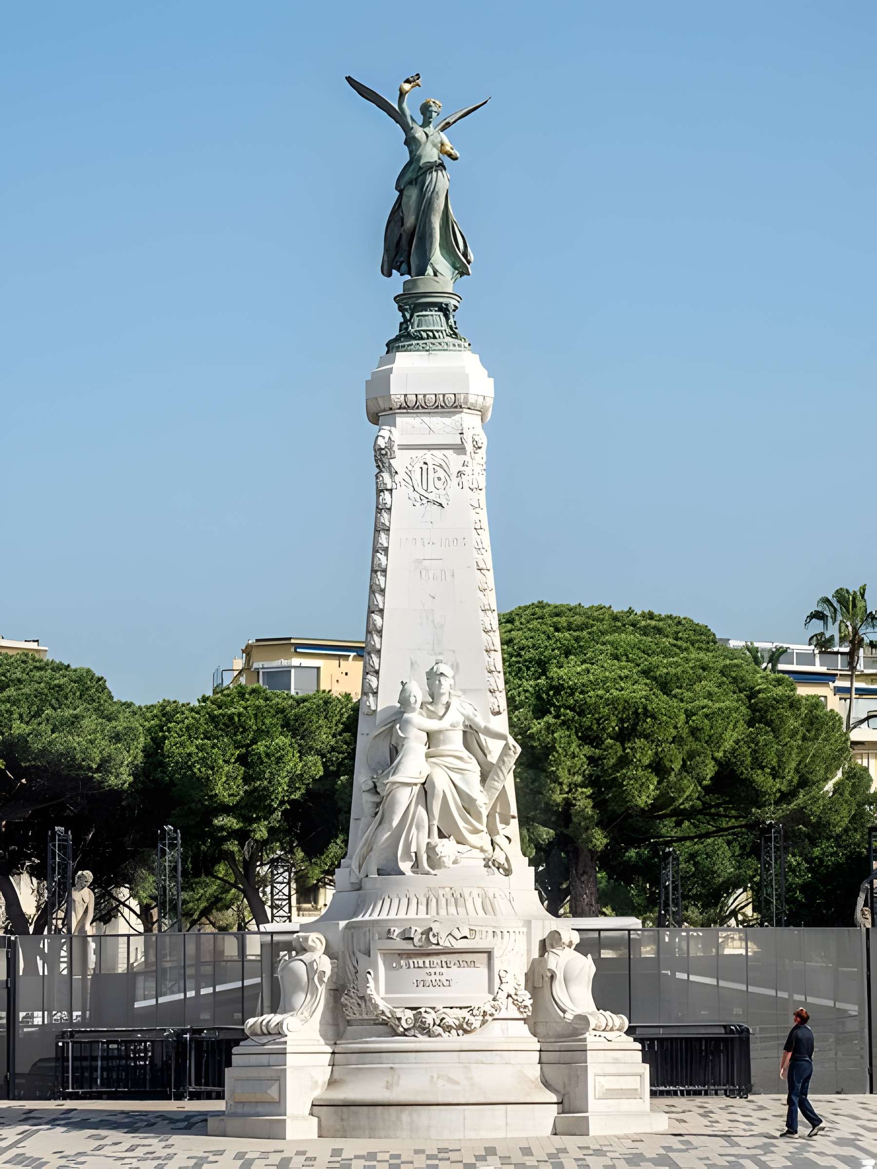 Monument du centenaire de la réunion à la France situé dans le jardin Albert Ier