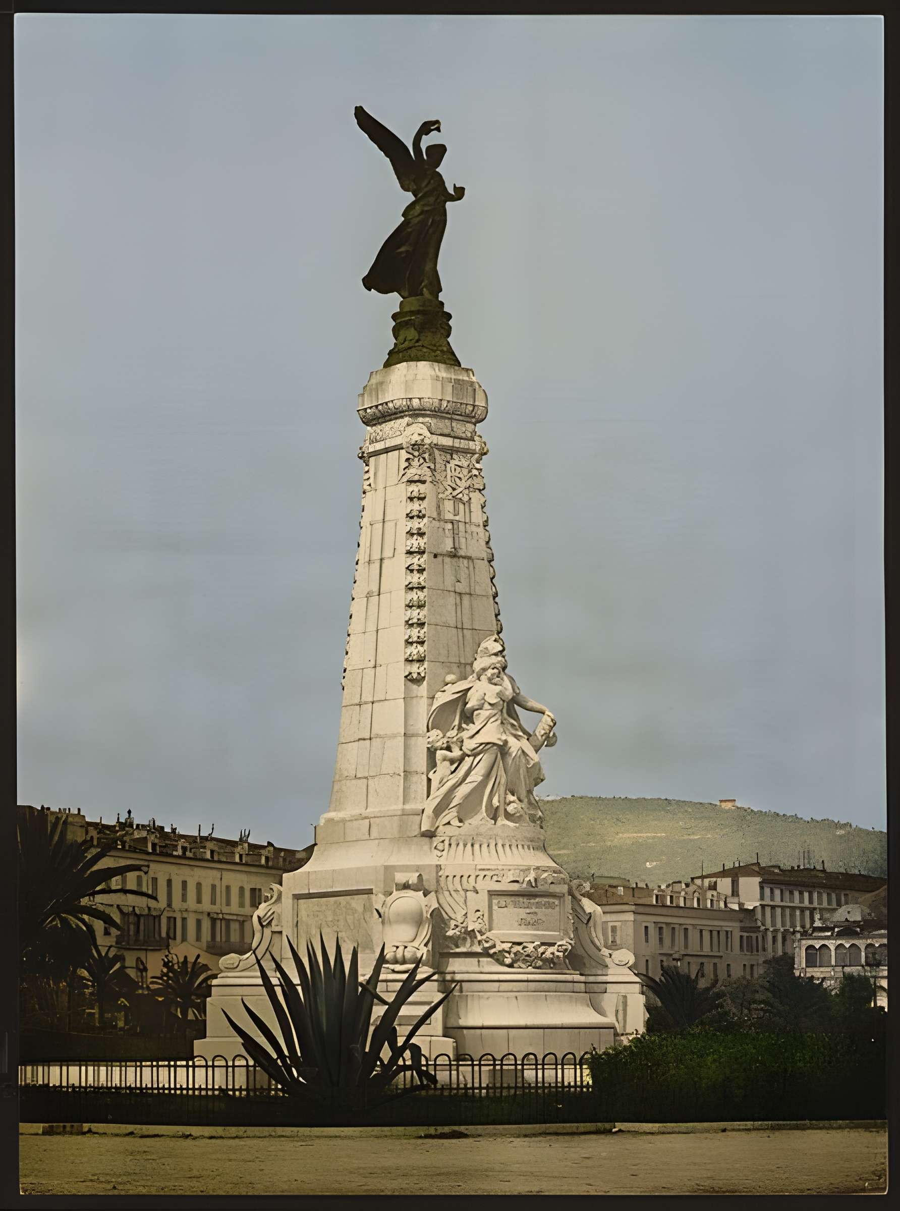 Monument du centenaire de la réunion à la France situé dans le jardin Albert Ier