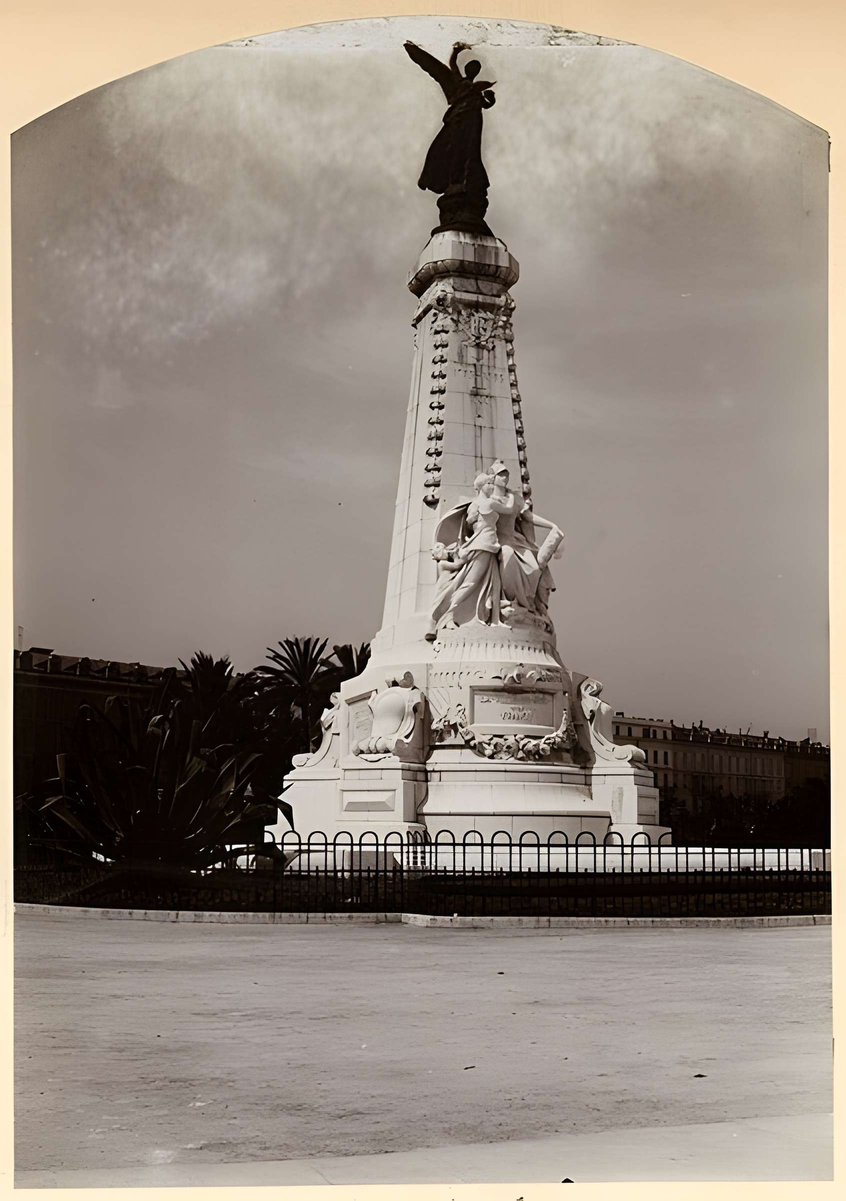 Monument du centenaire de la réunion à la France situé dans le jardin Albert Ier