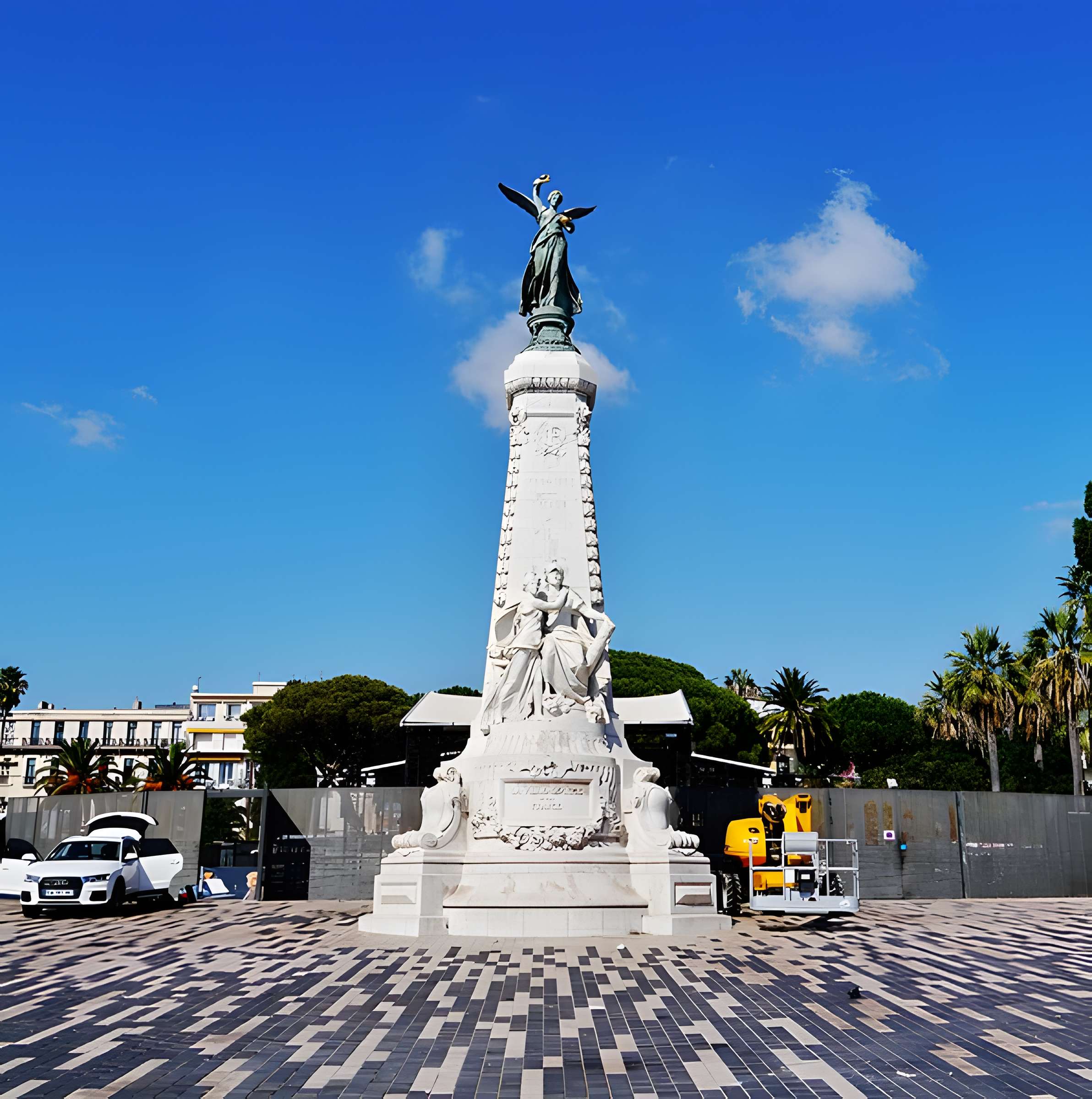 Monument du centenaire de la réunion à la France situé dans le jardin Albert Ier