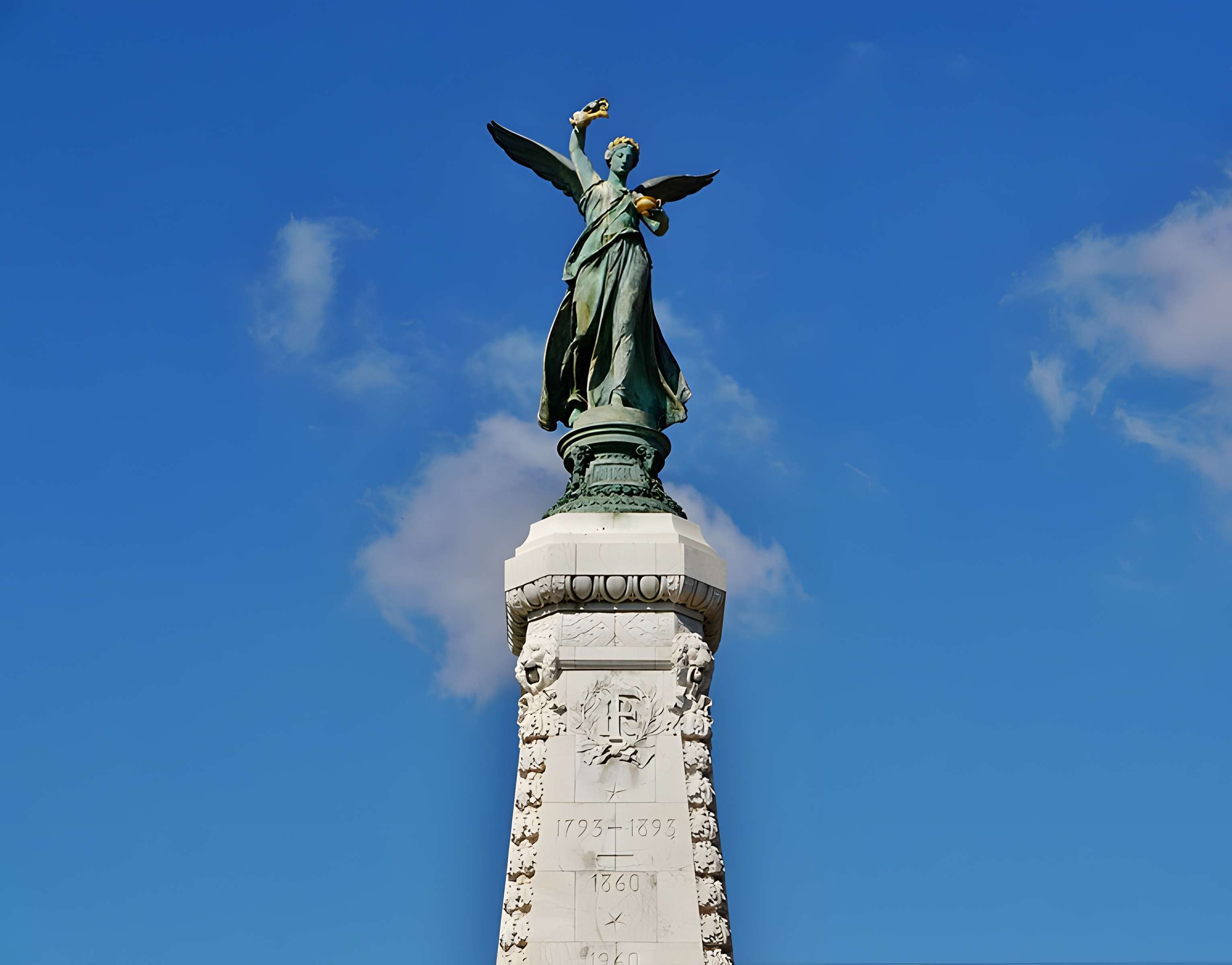 Monument du centenaire de la réunion à la France situé dans le jardin Albert Ier